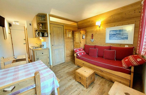 Plagne Villages Apartment | "Renovated Studio-Cabin with South-Facing Balcony, Ski-In/Ski-Out, Close to Shops"