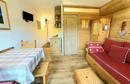 Plagne Villages Apartment | "Renovated Studio-Cabin with South-Facing Balcony, Ski-In/Ski-Out, Close to Shops"