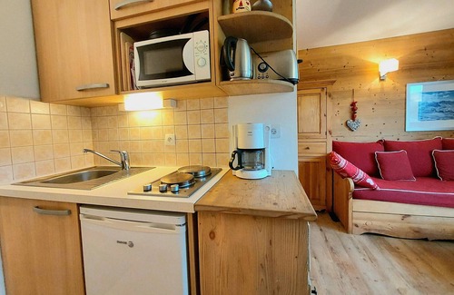 Plagne Villages Apartment | "Renovated Studio-Cabin with South-Facing Balcony, Ski-In/Ski-Out, Close to Shops"