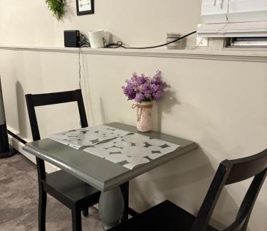 Kingsland House | Renovated Studio with Modern and Farmhouse Decor 8