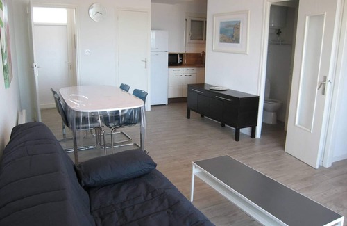 Saint-Cyprien Plage Apartment | Renovated T2 apartment, sleeps 4, parking, beachfront, Saint-Cyprien center