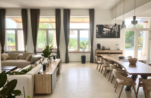 Vranje Selo Villa | Renovierte Historische Schule in Weinbergen und Olivenhainen
