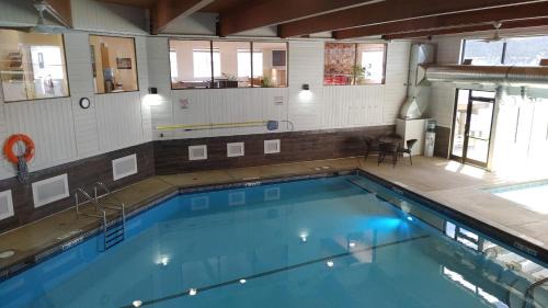 East Kootenay Resort | Rent 2400 - Month! or 179 Nightly! Sept 23-Dec 18 - Akiskinook Beach Resort - 1 Br Condo - Sandy Beach, Pool, Hot Tub, Tennis, Pickle, Basket Ball, Squash, Playground, Golf, Hike, Bike