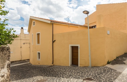 Seneghe House | Rent a few miles from the sea