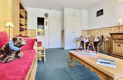 Tignes le Lac Apartment | Residence Le Bec Rouge - Studio 4 people in Tignes ski to the feet and close to shops in the Lake area. Stunning views of the lake.