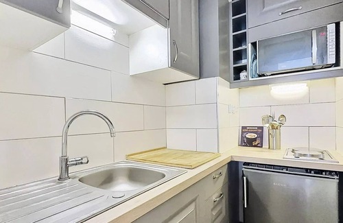 Tignes le Lac Apartment | Residence Le Bec Rouge - Studio 4 people in Tignes ski to the feet and close to shops in the Lake area. Stunning views of the lake.