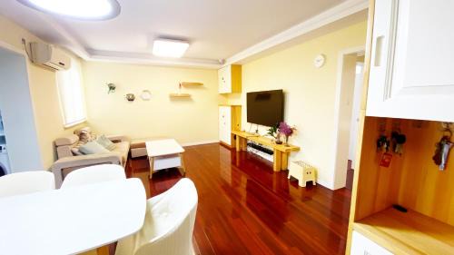 Hongqiao Apartment | Residence Near Xuhui Business District, Just 5 Minutes from Metro Line 9