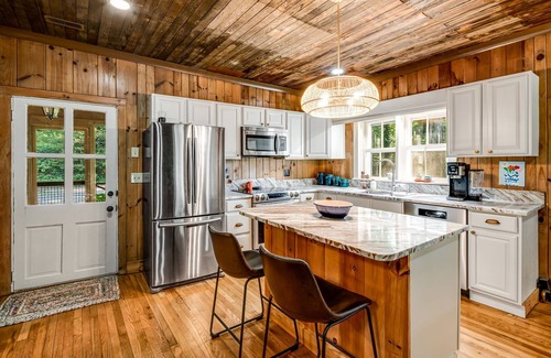 Saluda Cabin | Resilience Road Cabin: pet friendly, walk to downtown Saluda, near hiking!