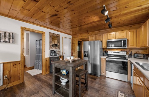 Pigeon Forge Cabin | Resort Cabin 3Br w/Hot Tub & Pool @ Dollywood