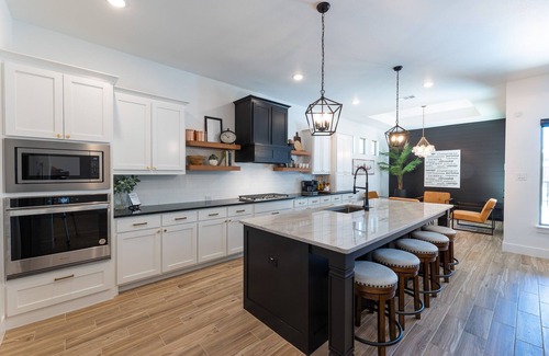 Arlington House | Resort Style Home Prime Walking Location to Stadiums