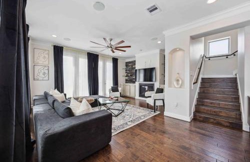South Central Houston Apartment | Resort vibe with Pool and Hot tub Downtown skyline views