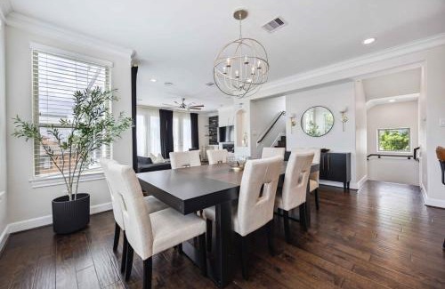South Central Houston Apartment | Resort vibe with Pool and Hot tub Downtown skyline views