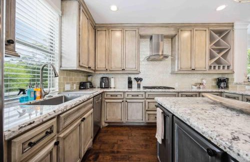 South Central Houston Apartment | Resort vibe with Pool and Hot tub Downtown skyline views