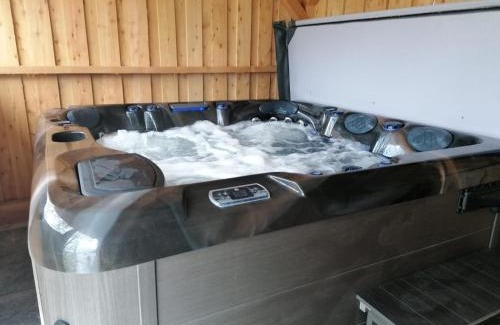 Whitebridge Apartment | Rest At Last - Highland Apartment with Private hot tub