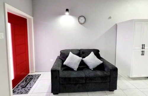 Ottleyʼs Apartment | Rest Easy at Cunningham Suites #2
