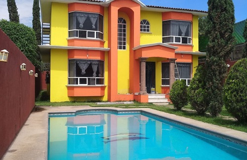 Cocoyoc House | Rest house with pool for you to enjoy with your favorite forgives.