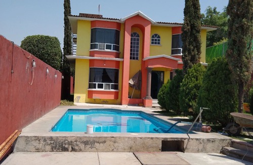 Cocoyoc House | Rest house with pool for you to enjoy with your favorite forgives.
