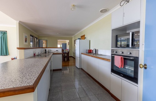 South Yunderup House | Rest & Relax ! or Play & Go adventuring.