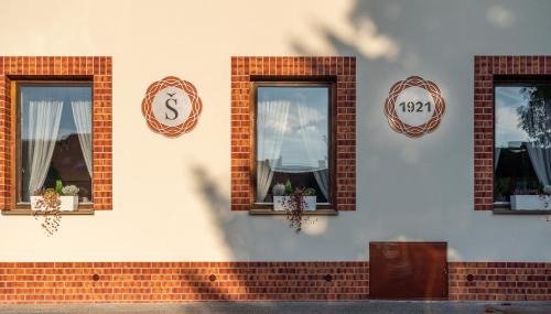 Svatoborice-Mistrin House | Restaurace-Pension-Vinařství U Šťastných
