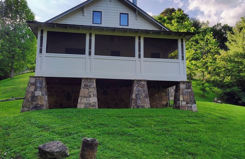 Marshall House | Restful Dawn Rustic meets Luxury. Hot Tub, Outdoor Shower, Mini Gym & Fire Pit