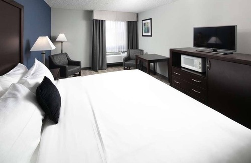 Sequim Resort | Restful Stay at Red Lion Inn & Suites Sequim! Pool, Free Breakfast and Parking!