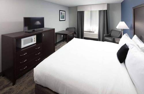 Sequim Resort | Restful Stay at Red Lion Inn & Suites Sequim! Pool, Free Breakfast and Parking!