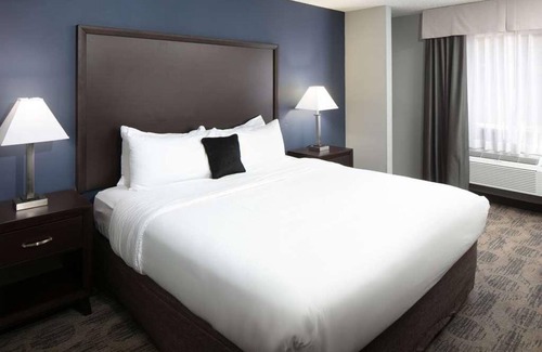 Sequim Resort | Restful Stay at Red Lion Inn & Suites Sequim! Pool, Free Breakfast and Parking!