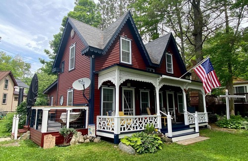 Blodgett Landing Cottage | Restored 4 Bedrm Lakefront Summer cottage on Lake Sunapee Blodgett Landing