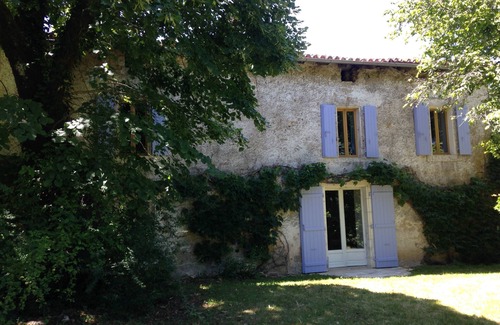 Varaignes House | Restored farmhouse in a green setting