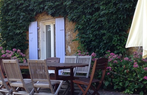 Varaignes House | Restored farmhouse in a green setting