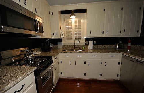 Summerville Historic District Cottage | Restored servants' quarters for 1812 house in heart of Historic District