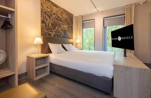 Coevorden Hotel | Restored Warehouse Room Close to WILDLANDS Adventure Zoo Emmen