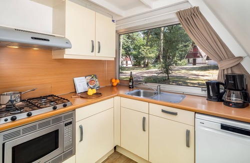 Municipality of Geldrop-Mierlo House | Restyled bungalow with dishwasher, in natural surroundings