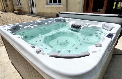 Nouart House | Retraite Champêtre Spacieuse près de Nouart avec Jacuzzi