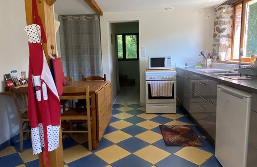 Saint-Martin-Cantales House | Retraite Naturelle au Bord de la Rivière