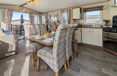 Cheriton Bishop Ski Chalet | Retreat at the Lake-Fishing+Heated Pool 500yrds away