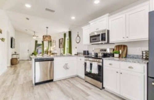 Ferry Pass Cottage | Retreat at the Oasis, next to shopping centers near the beach and downtown !