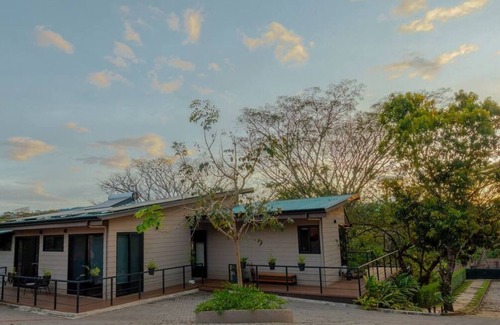 Pan de Azucar Cabin | Retreat in Atenas, Calle Coyoles. 4 bedrooms, kitchen, parking, pool, and jacuzzi.