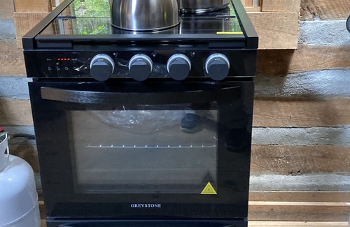 Leicester Cabin | Retreat with rustic cabin, picnic shed and ponds