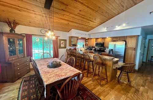 Cambridge Springs House | RetreatsReunions-3 Lake Homes-30+guests-Space,Comfort,Firepits,Sunsets,Amenities