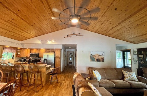 Cambridge Springs House | RetreatsReunions-3 Lake Homes-30+guests-Space,Comfort,Firepits,Sunsets,Amenities