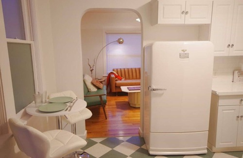 North End House | ★ Retro 6th Ave 2br. Patio oasis. Epic Tiki room