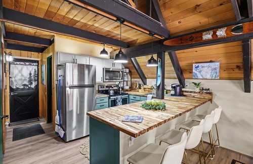 Skykomish Cabin | Retro A-Frame Cabin - Hot tub