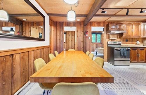 Killington House | Retro A-Frame Mountain Chalet with Hot Tub – 7 Min to Killington K1 Lodge