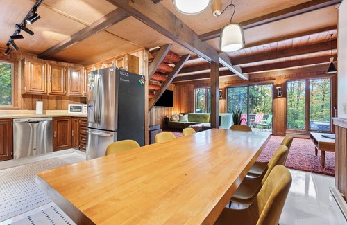Killington House | Retro A-Frame Mountain Chalet with Hot Tub – 7 Min to Killington K1 Lodge