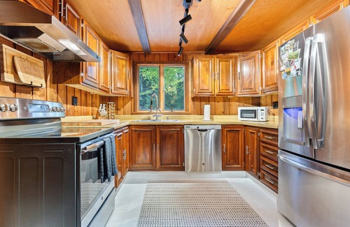 Killington House | Retro A-Frame Mountain Chalet with Hot Tub – 7 Min to Killington K1 Lodge