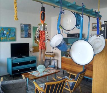 Lomnice nad Popelkou Apartment | Retro Art room