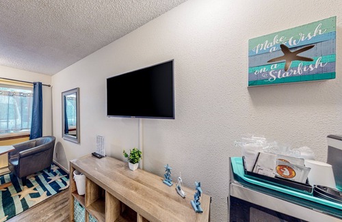 Bandon House | Retro beach experience with fast WiFI - walk to downtown shops & eateries