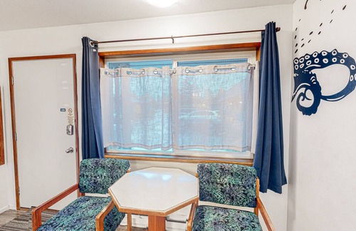 Bandon House | Retro beach experience with fast WiFI - walk to downtown shops & eateries