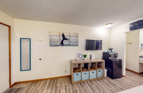 Bandon House | Retro beach hideaway with fast WiFI - walk to downtown attractions